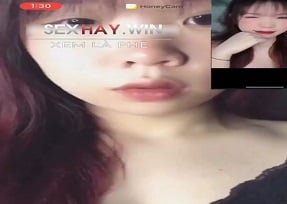 Uma garota realizou um forte ato sexual no traje