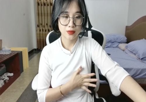 Anna Bear costumava recrutar boceta online para trocar dinheiro