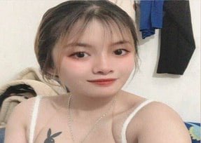 Thao eu mostro com confiança a figura quente na frente do garoto