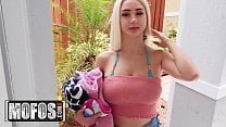 Skylar vox boquete uma linda garota de renda vermelha no vídeo